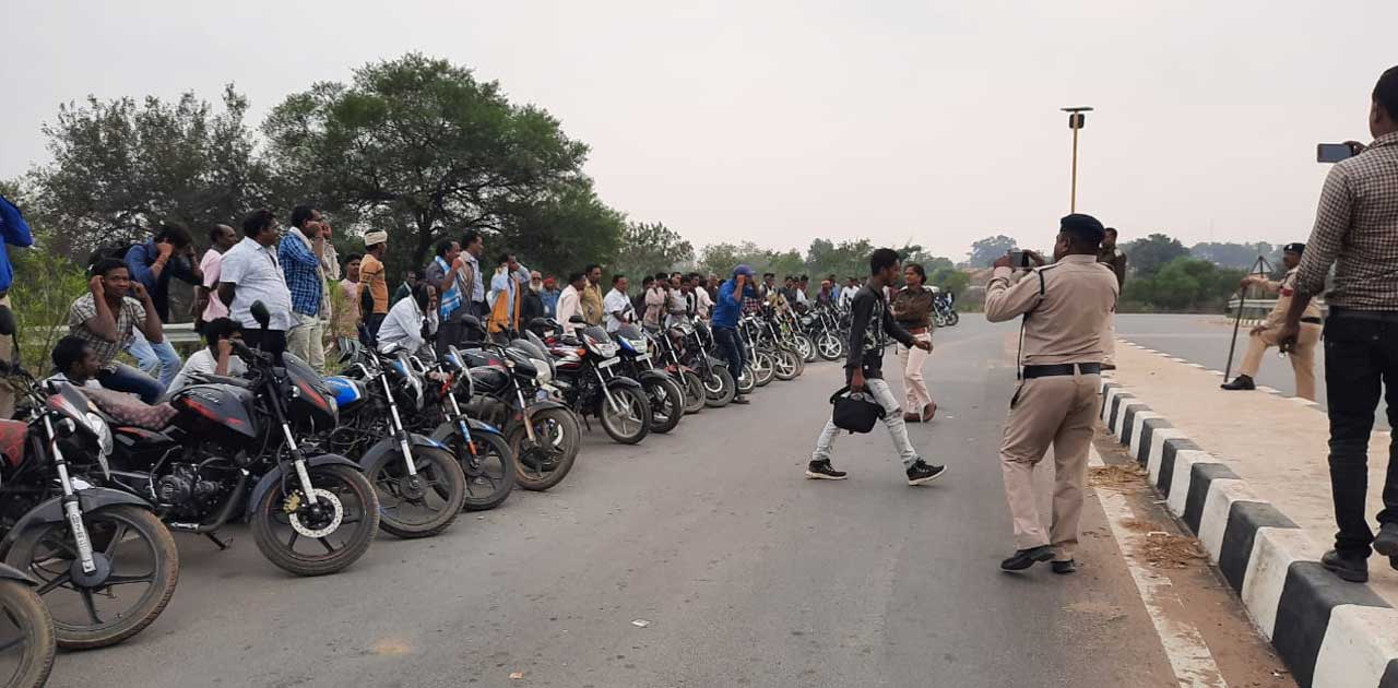 बिना हेलमेट पहनकर वाहन चलाने वालो को कान पकड़वा कर दी गई समझा... - CG Sandesh