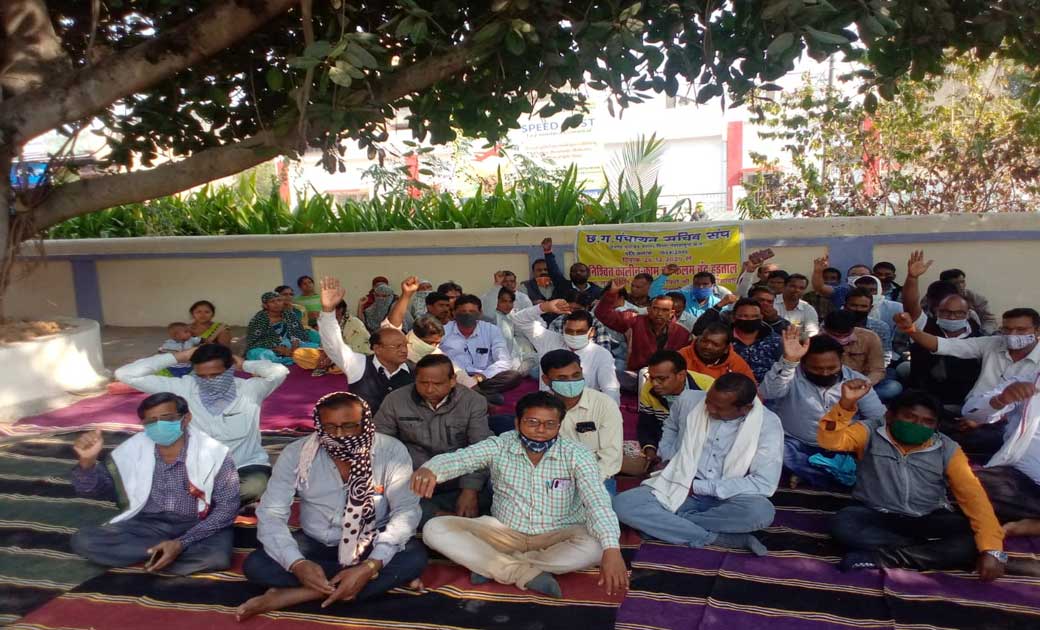 हड़ताल में सचिव संघ बसना ने भूपेश सरकार पर आरोप लगाते हुए कहा... - CG Sandesh
