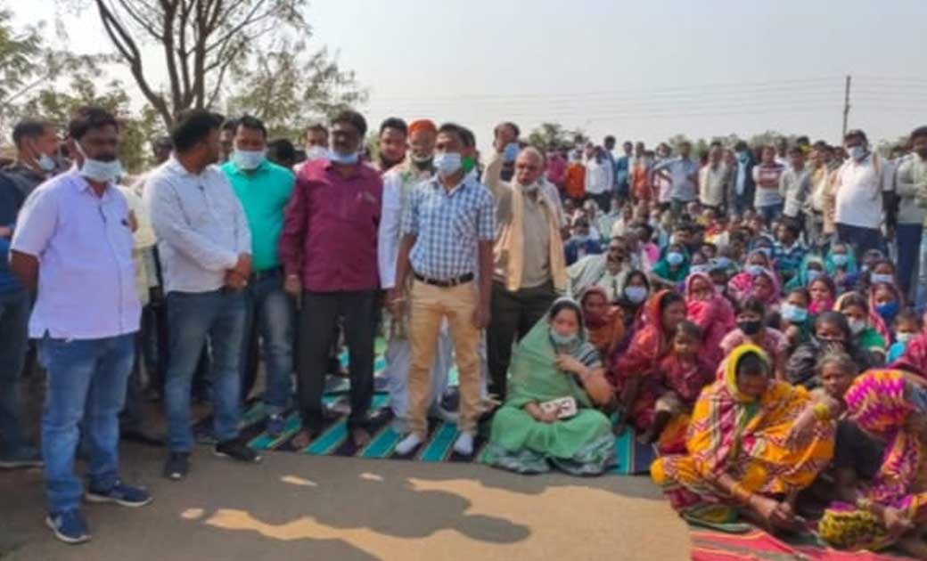 पूर्व सरपंच के बेटे की गिरफ़्तारी को लेकर कॉंग्रेसी अड़े....!पुलिस के कार्यप्रणाली पर भी जताया संदेह....धरना प्रदर्शन जारी....