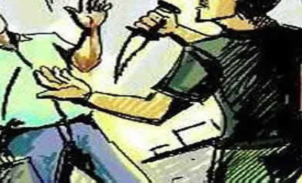 बसना : पुरानी रंजिश के चलते अस्पताल के कर्मचारी ने अपने साथी पर किया चाकू से हमला.