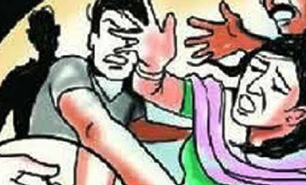 महासमुंद : तू बीच में क्यो आ रही है कहकर डंडा से मारपीट.
