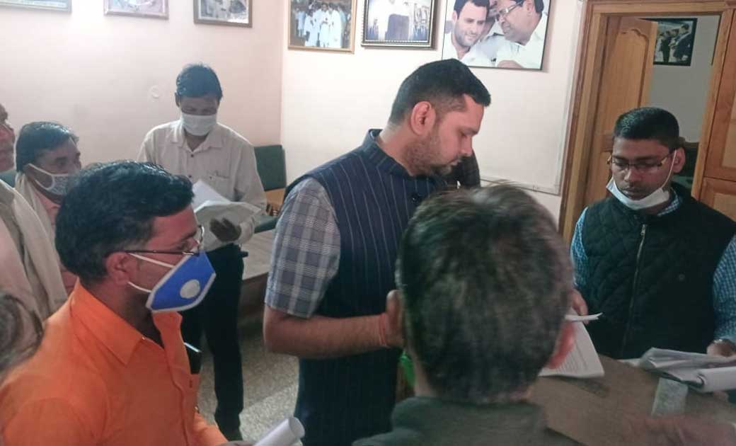 स्वामी विवेकानंद तकनीकी विश्वविद्यालय के छात्रों ने शिक्षामंत्री उमेश नंदकुमार पटेल को डी फार्मेसी की परीक्षा ऑनलाइन करवाये जाने के सम्बंध में सौंपा ज्ञापन, मंत्री ने विद्यार्थियों को दिया आश्वासन.