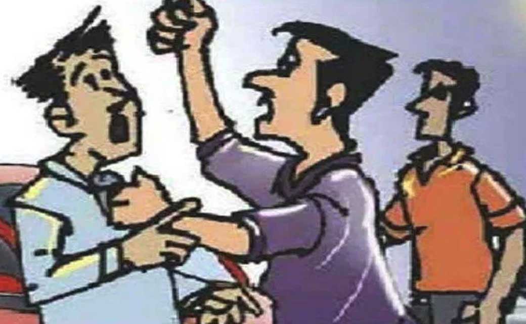 कोमाखान : तू भी पैसा मांगने आया है कहकर मारपीट - CG Sandesh