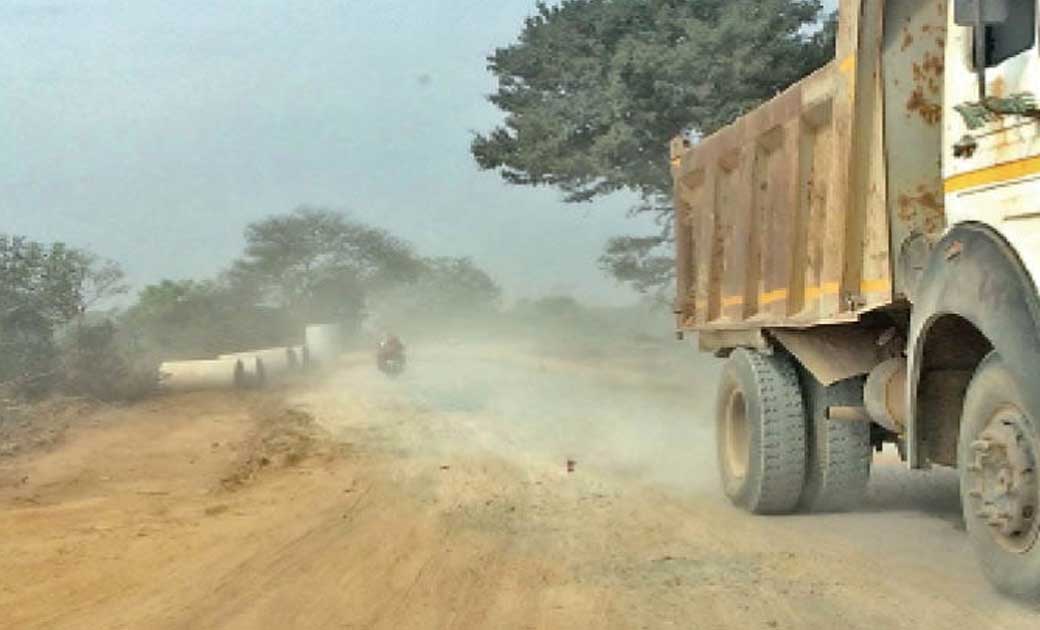 बसना : निर्माण कार्य में लगे हाईवा के ड्राइवर गाडी के साथ धुल उड़ा रहा है कहकर की गयी मारपीट, रोड में गाड़ी चलाने पर दी जान से मारने की धमकी.