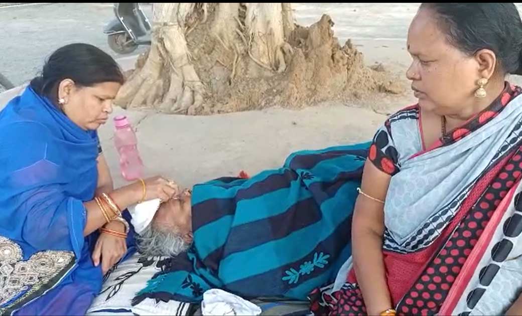 कलयुगी बेटी की कहानी, आंख में आ जाएगा पानी...बूढ़ी माँ को निक... - CG Sandesh
