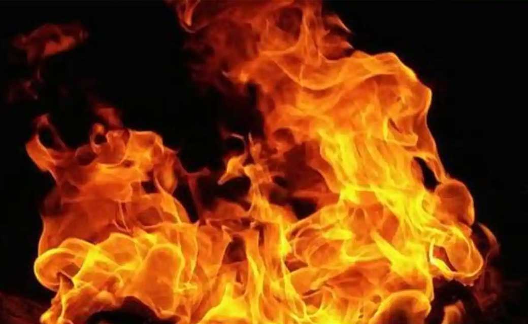 कोमाखान  : वाद विवाद के बाद घर में घुस कर दो मोटरसायकल को लग... - CG Sandesh