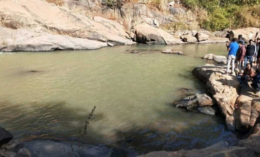 पिकनिक मनाने आया युवक राजपुरी जलप्रपात में गिरा, जांच के लिए पहुंची पुलिस.