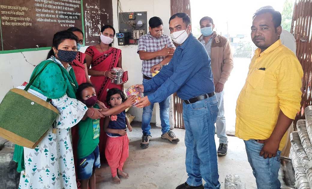 पोषण अभियान के तहत कुपोषित बच्चों को गरम खाना हेतु टिफिन वित... - CG Sandesh