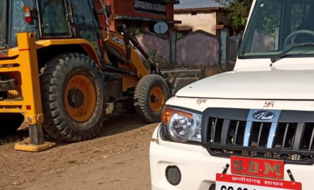 बड़े झाड़ के जंगल को कर रहे थे कब्जा,प्रशासन ने जेसीबी की जप... - CG Sandesh