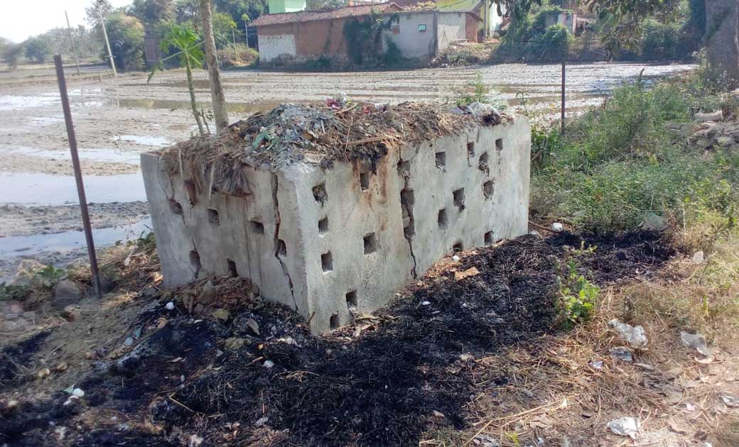 बसना : देखावे के खेल में स्वच्छता अभियान, करनापाली गांव में ... - CG Sandesh