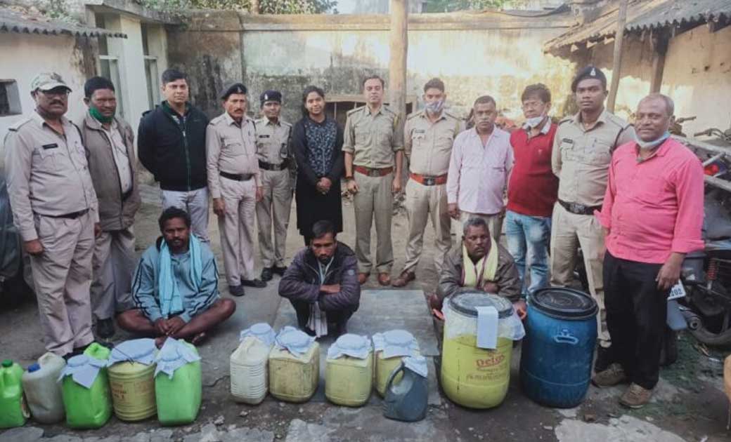 आबकारी विभाग की बड़ी कार्यवाही....245 लीटर महुआ शराब के साथ 3 गिरफ्तार... 