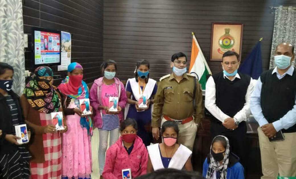 पुलिस अधीक्षक संतोष सिंह की पहल एक मोबाइल का दान शिक्षा के लिये वरदान अभियान तहत 60 जरूरत मद बच्चो को मोबाइल का वितरण....