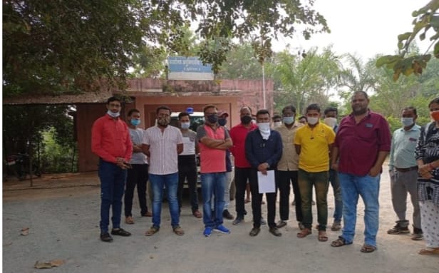 आरक्षक पर कार्यवाही नही होने पर सारंगढ़ में होगा उग्र आंदोलन.... - CG Sandesh