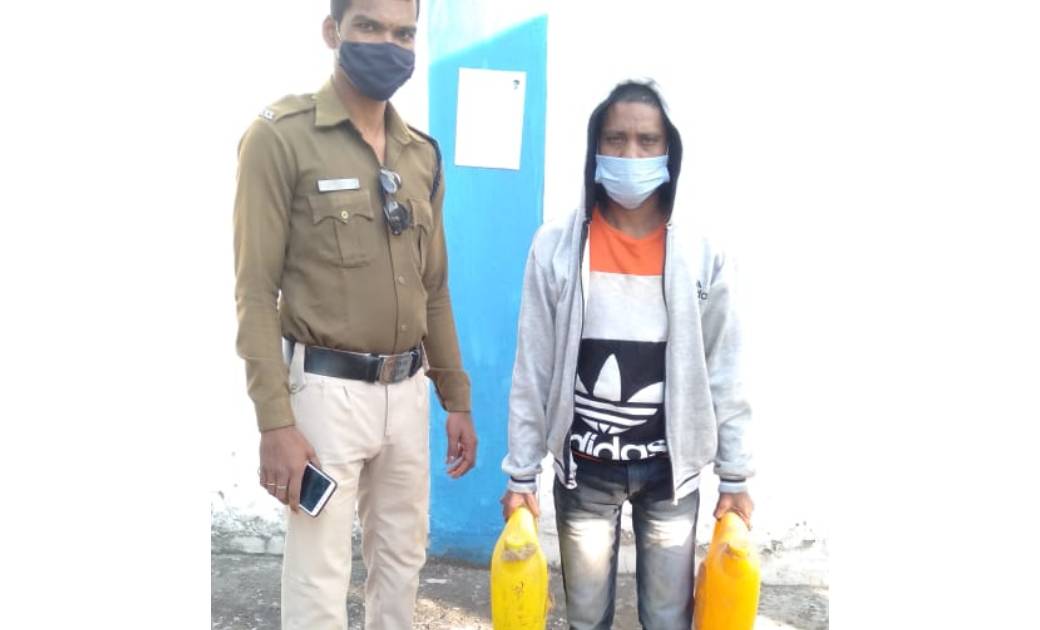 मुखबिर से सूचना मिलने पर...विवेक पाटले और टीम की  कार्यवाही...ढाबा के पास 10 लीटर महुआ शराब के साथ एक आरोपी गिरफ़्तार.