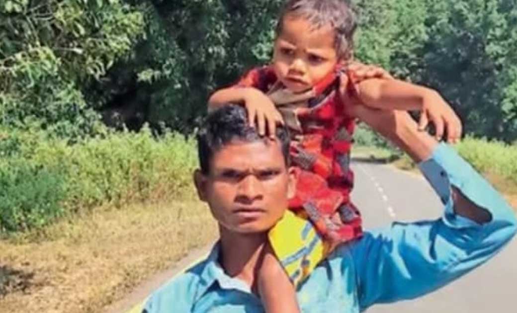छत्तीसगढ़: नजदीकी अस्पताल में लगा था ताला..! पिता की मजबूरी, बच्ची का इलाज कराने चला 12 किमी पैदल, पढ़े दिल को छू लेने वाली खबर.... 