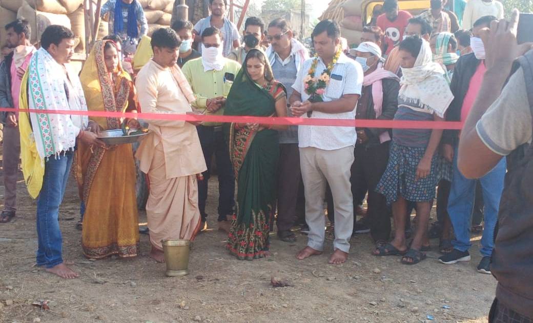 श्रीमती तुलसी विजय बसंत के हाथों से धान फड़ खरीदी केंद्र गुड... - CG Sandesh