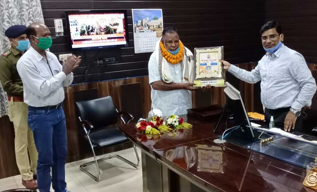 सारंगढ के सेवानिवृत्त प्रधान आरक्षक को दी गई भावभीनी विदाई...पुलिस अधीक्षक सन्तोष सिंह ने साल, श्रीफल और प्रतीक चिन्ह देकर किया सम्मान..