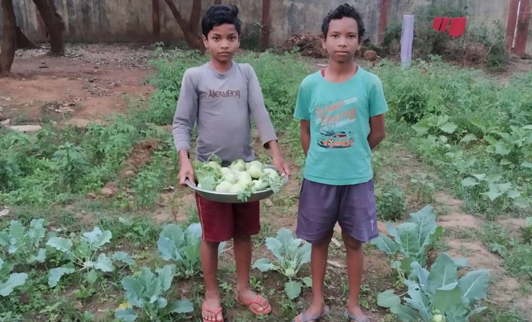 छात्रावास में रहकर पढ़ाई करने वाले बच्चों को  शिक्षा के साथ ही स्वालंबन बनाने का प्रयास
