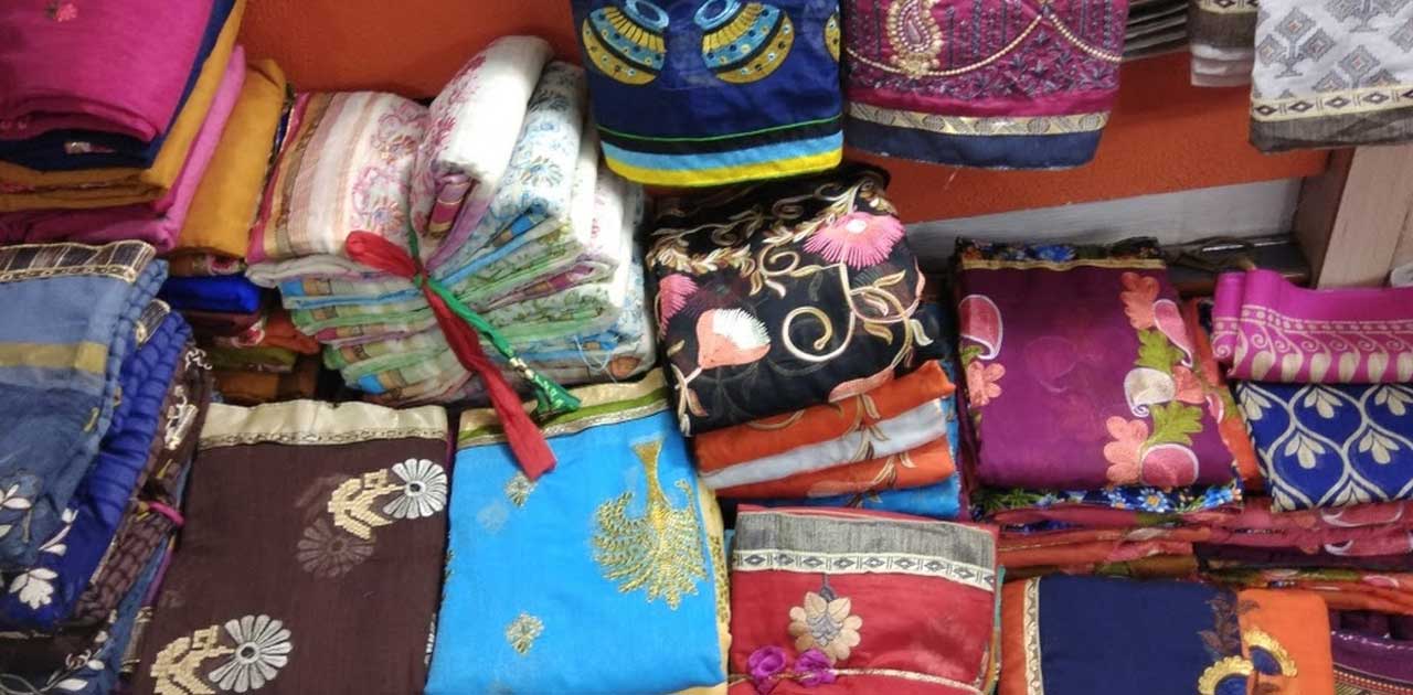 चुनाव में हार के बाद निकलवाई साड़ियां, मंच पर लगा ढेर बागबाहर... - CG Sandesh