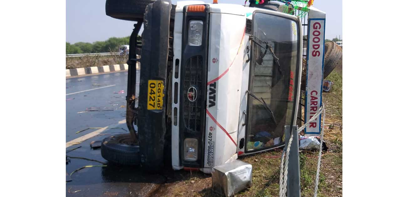 तेल टीपा लोड करके रायपुर जा रही ट्रक पलटी. - CG Sandesh