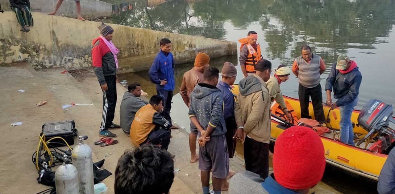 रायपुर से आई गोताखोरों की टीम ने सेमलिया से निकाला रुद्रमणी ... - CG Sandesh