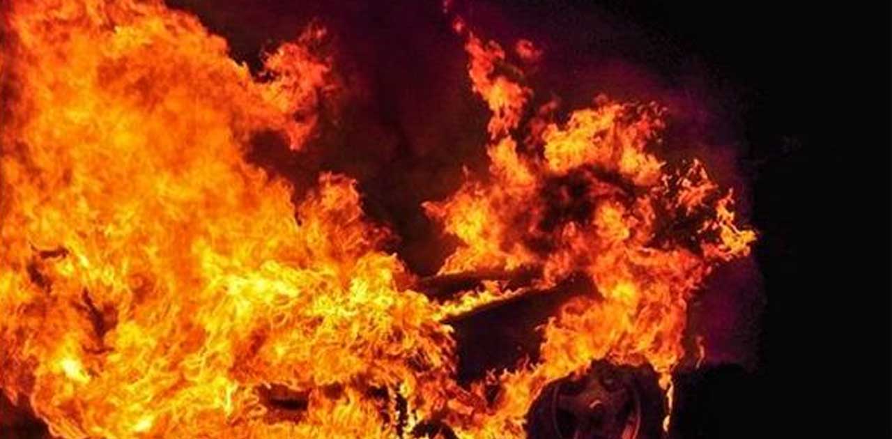 चुनावी रंजीश के चलते कार में आग ! मामला दर्ज - CG Sandesh