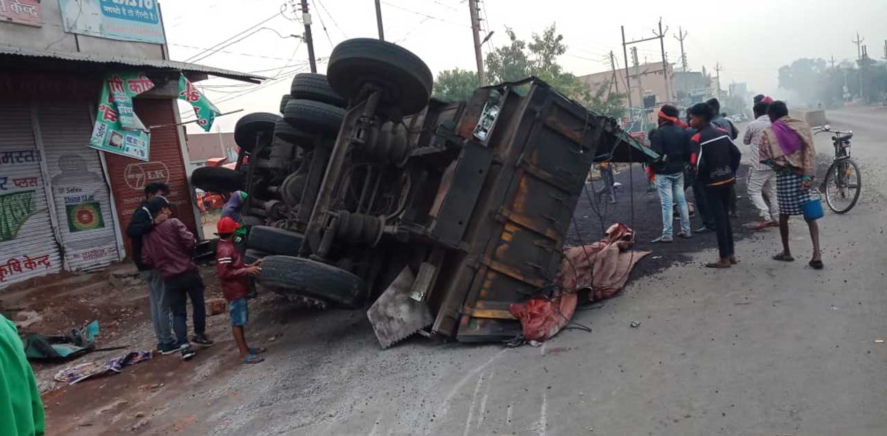 भैरव मंदिर को तेज रफ्तार से ठोकने के बाद पलटा ट्रक, चालक व प... - CG Sandesh
