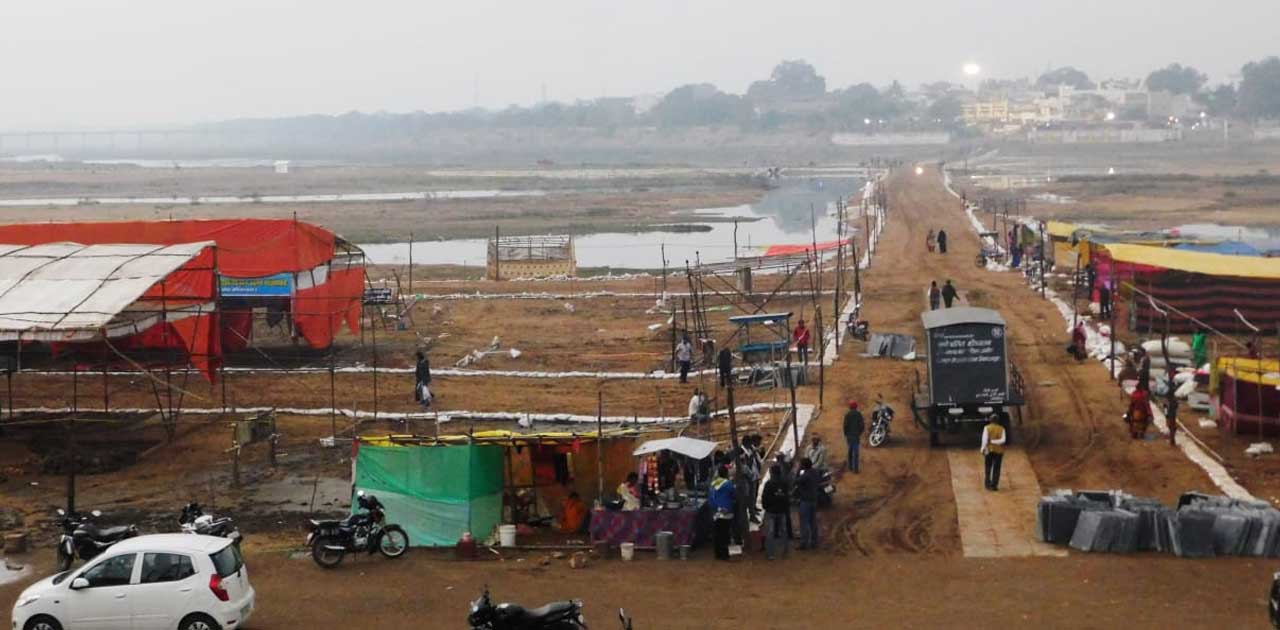 राजिम माघी पुन्नी मेला की तैयारी अंतिम चरण पर मुख्य मंच, साधू-संतों के आश्रम, डोम और अस्थायी सड़कों का निर्माण लगभग पूर्ण.