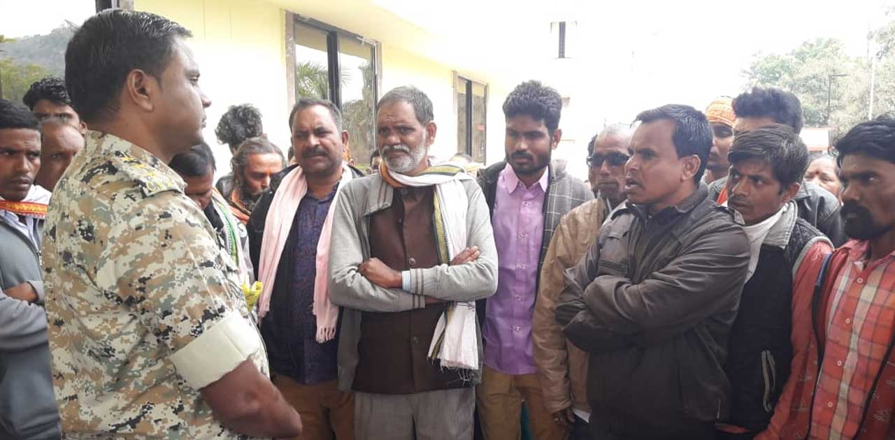 विजय जुलूस में हुआ मारपीट, शिकायत करने एसपी कार्यालय पहुंचे ग्रामीण. 