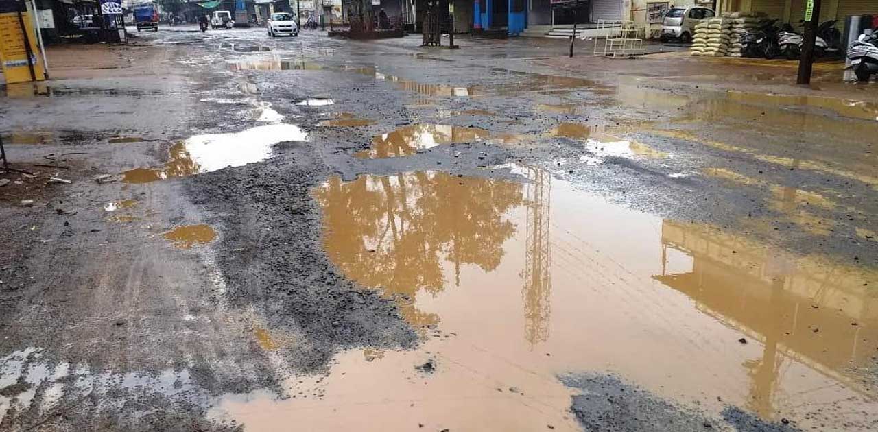 झमाझम बारिश से अंचल हुआ तर, सड़क के गड्ढों में भरा पानी, राहग... - CG Sandesh