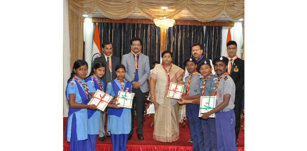 राज्यपाल के हाथों जिले की स्काउट्स गाईडस की टीम सम्मानित - CG Sandesh