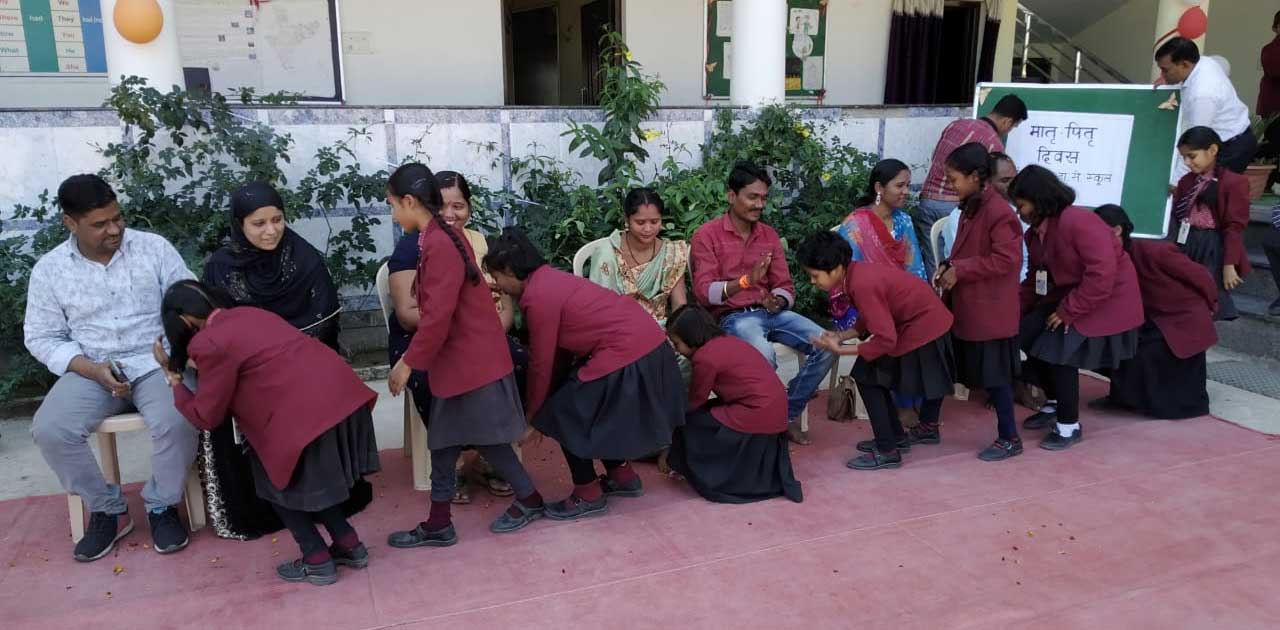 पैराडाइज में मना मातृ-पितृ दिवस, पुलवामा के शहीदों को दी श्रद्धाजली
