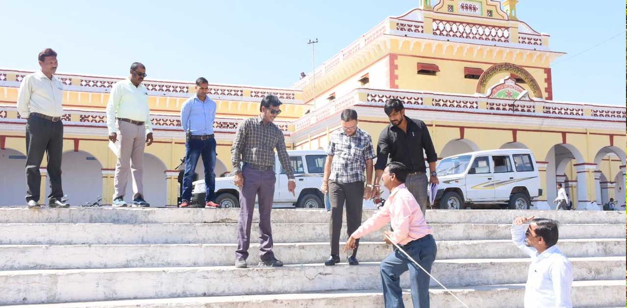 नरहरदेव उच्चतर माध्यमिक विद्यालय भवन का होगा कायाकल्प, कलेक्टर ने किया निरीक्षण