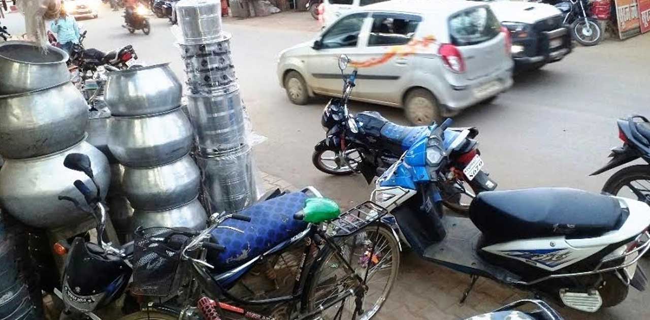 सड़क तक सामान व पार्किंग के कारण संकरा हो गया मार्ग, यातायात ... - CG Sandesh