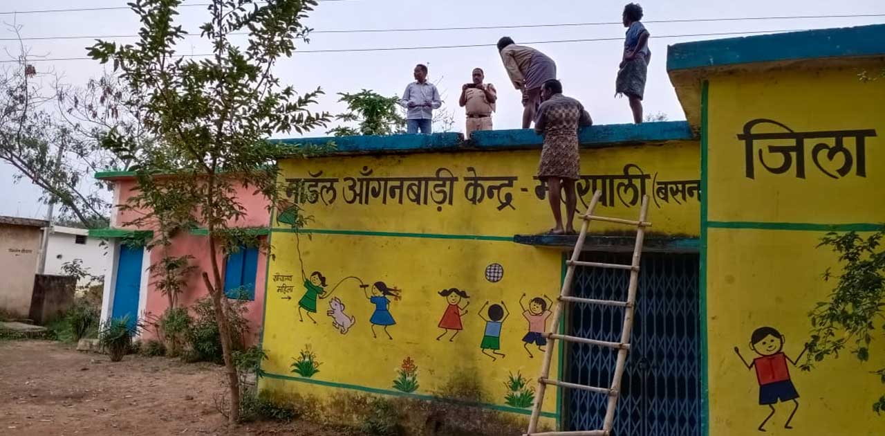 जाम तोड़ने आंगनबाड़ी भवन के छत में चढ़े युवक की करेंट लगने से म... - CG Sandesh