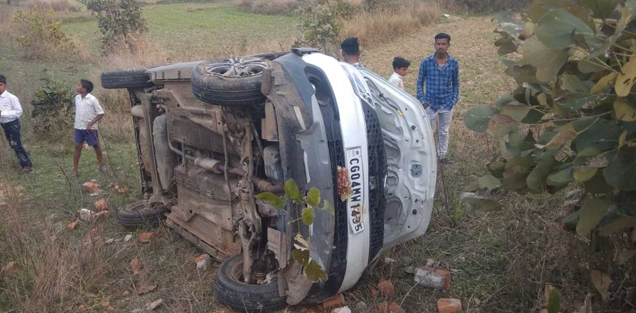रोड से नीचे पलटी कार.   - CG Sandesh