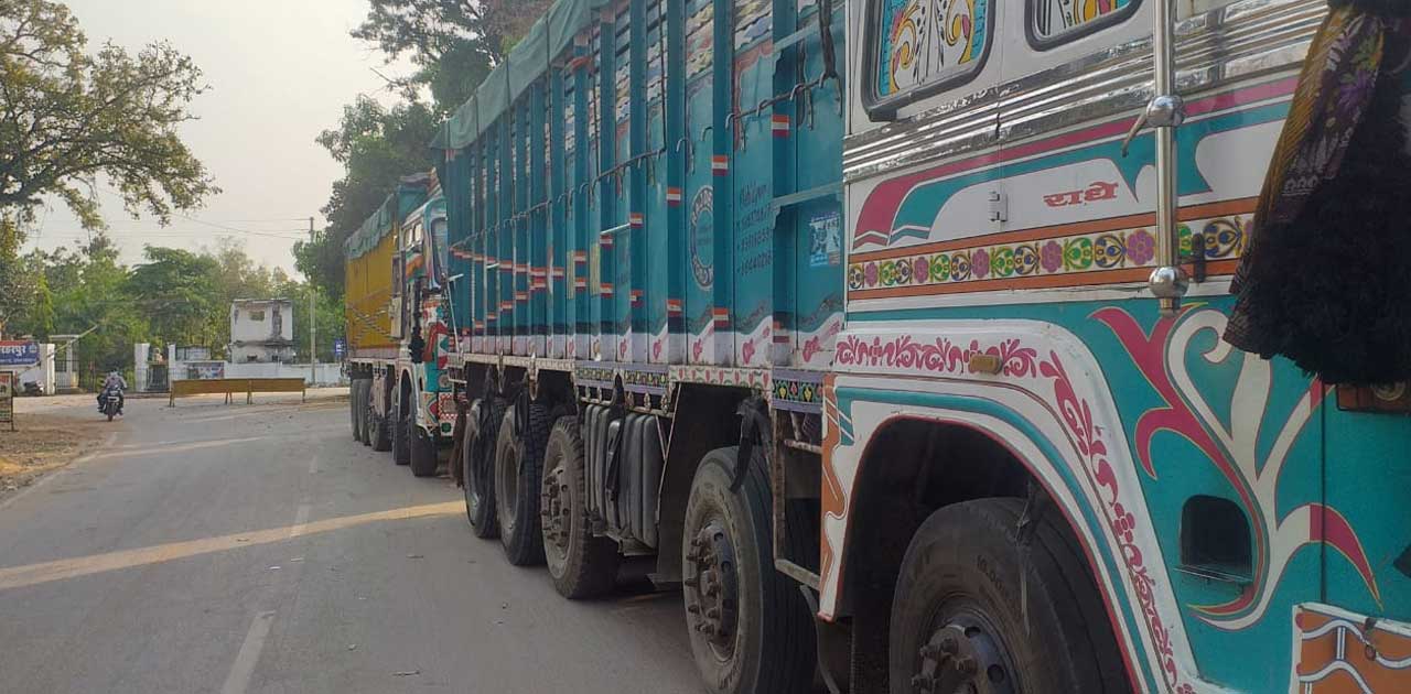 ट्रकों में भरकर जा रहे 96 लोगों को पुलिस ने पकडा, उडिसा से जा रहे थे राजस्थान, दिया गया भोजन।