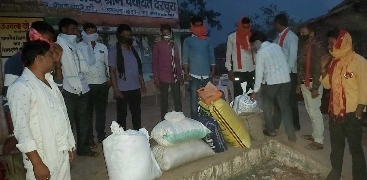 अन्नपूर्णा रथ में उदारता पूर्वक  ग्रामीण कर रहे दान - CG Sandesh