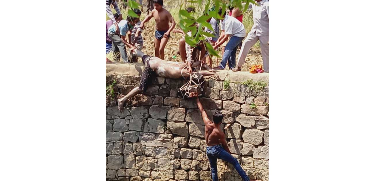 सरायपाली  : पत्नी के साथ भतीजे को अश्लील हरकत करते देख फावड़े... - CG Sandesh