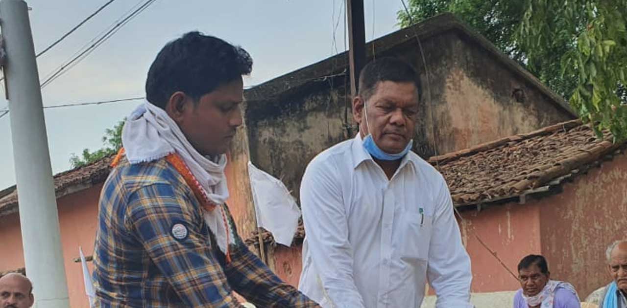 एक ऐसा विधायक जो रोज सुबह होते ही अनाज लेकर बांटने पहुँच जात... - CG Sandesh