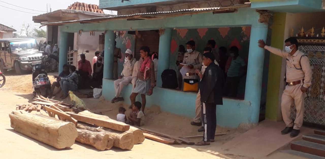 वन विभाग पिथौरा ने जप्त अवैध लकड़ी व बढ़ाई गिरी का सामान - CG Sandesh