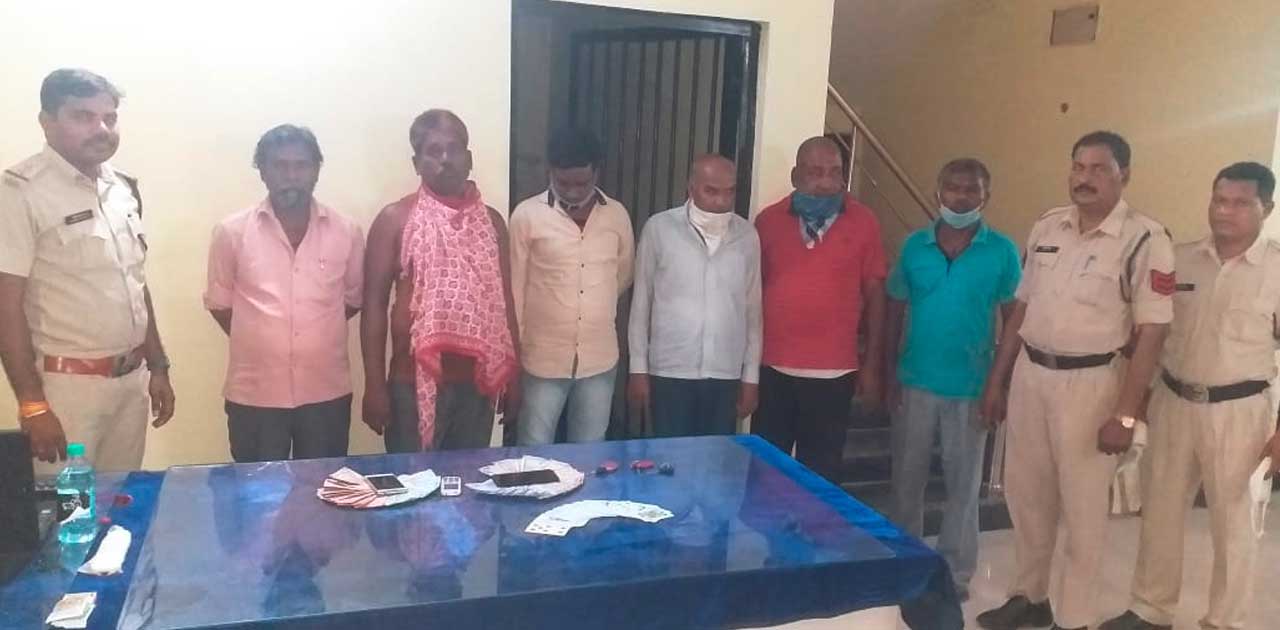 लाकडाउन का उलंघन कर जुआ खेलने वालों को पुलिस ने किया गिरफ्ता... - CG Sandesh