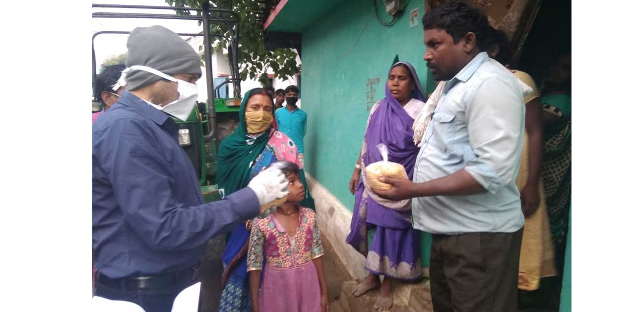 बरसते पानी के बीच कलेक्टर ने हितग्राहियों के घर जाकर लिया जा... - CG Sandesh