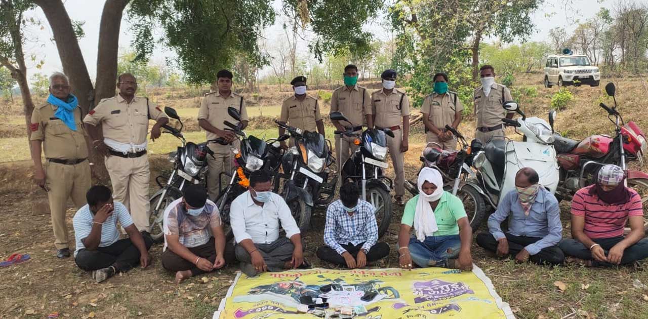 जुआ खेलने वालों पर कार्यवाही,  31,180 रुपये एवं 8 मोटरसायकल ... - CG Sandesh