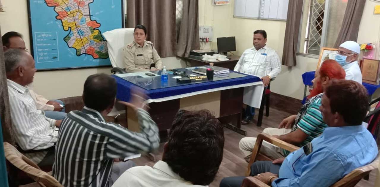 सरायपाली थाना परिसर में मुस्लिम समाज के प्रमुखों की उपस्थिति... - CG Sandesh