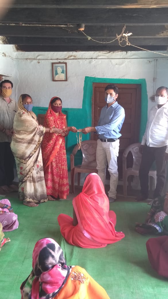 महिला समूहों ने दिए 21 हज़ार रुपये की सहायता - CG Sandesh