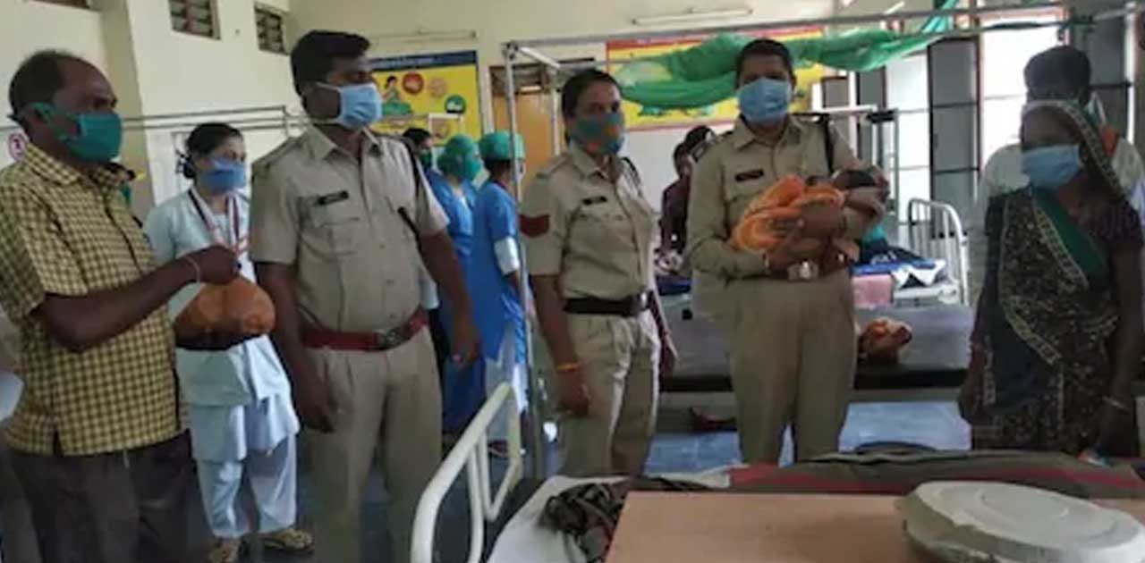 प्रसव पीड़ा से कराह रही महिला को पुलिस ने पहुंचाया अस्पताल.  - CG Sandesh