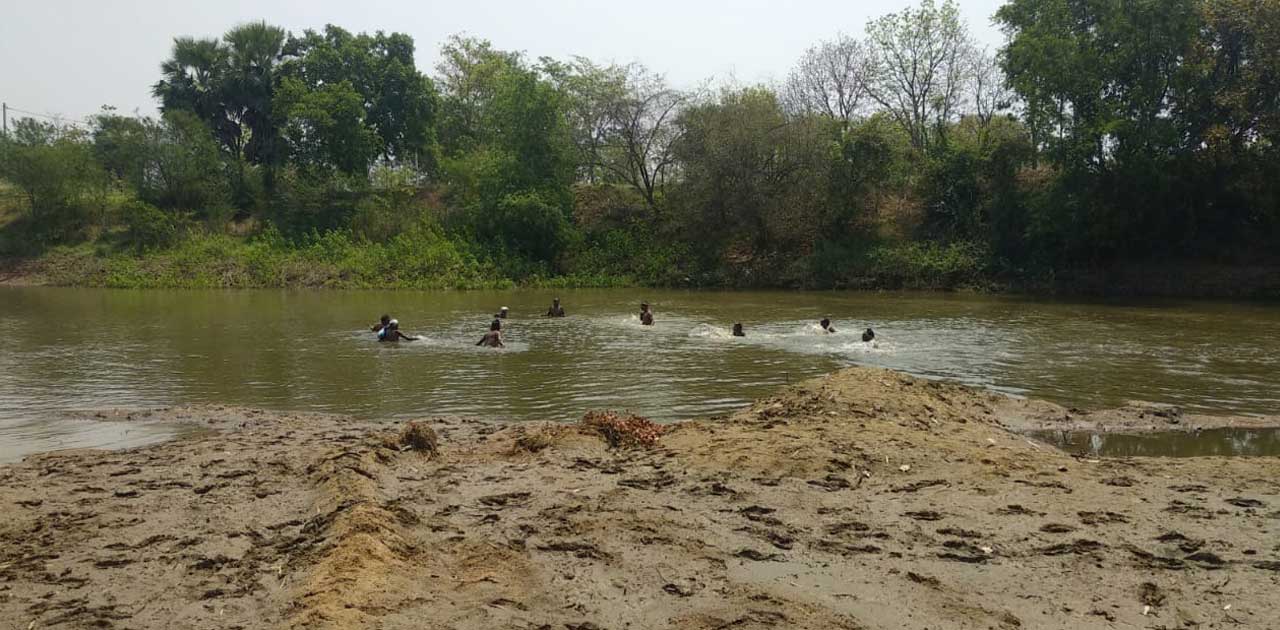 लॉकडाउन के दौरान दो पंच लोगों के साथ मिलकर मार रहे थे मछली, ... - CG Sandesh
