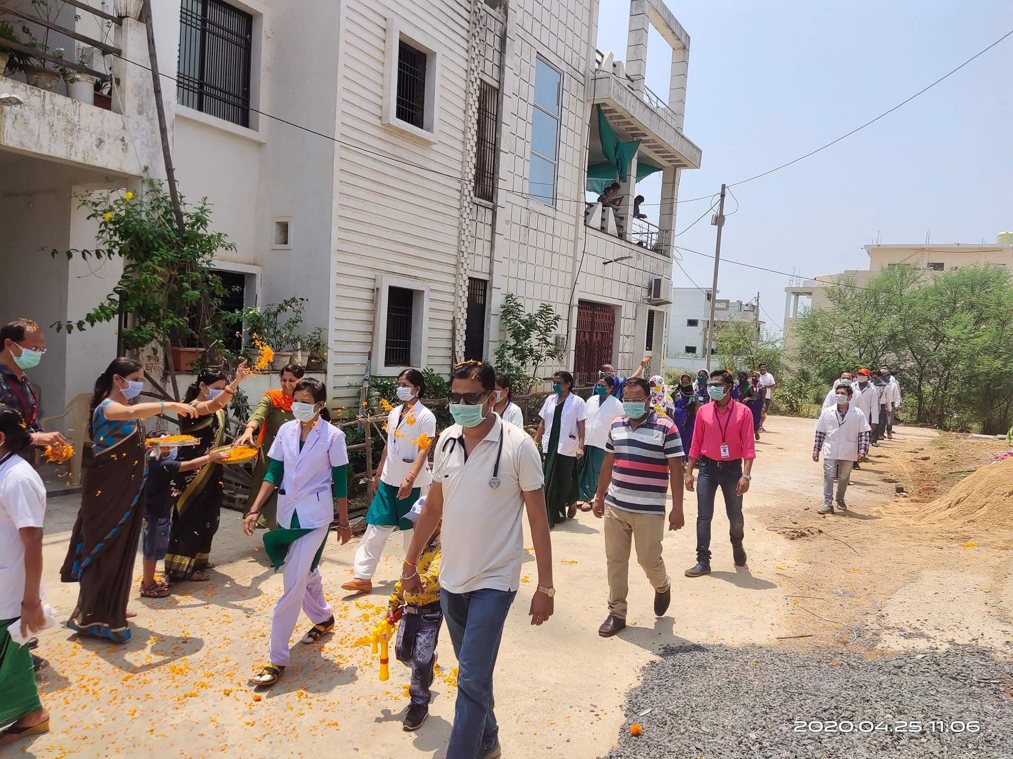 जैन कॉलोनी वासियों ने पुष्प वर्षा कर कोरोना वार्रियर का स्वा... - CG Sandesh