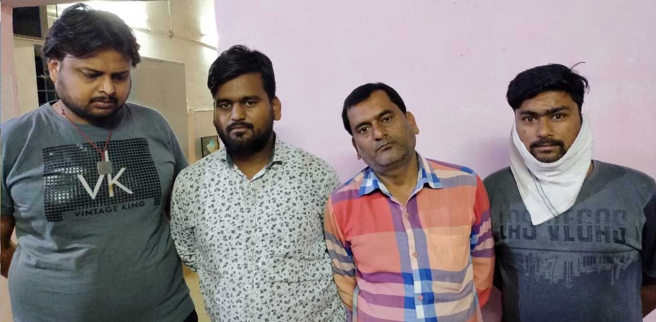 4 जुआड़ीयो से 26 हजार व चार मोबाइल जप्त - CG Sandesh
